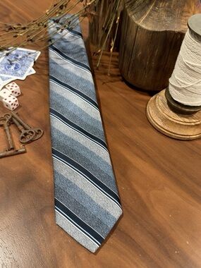Austin Manor Striped Tie in Blue & Gray Like New